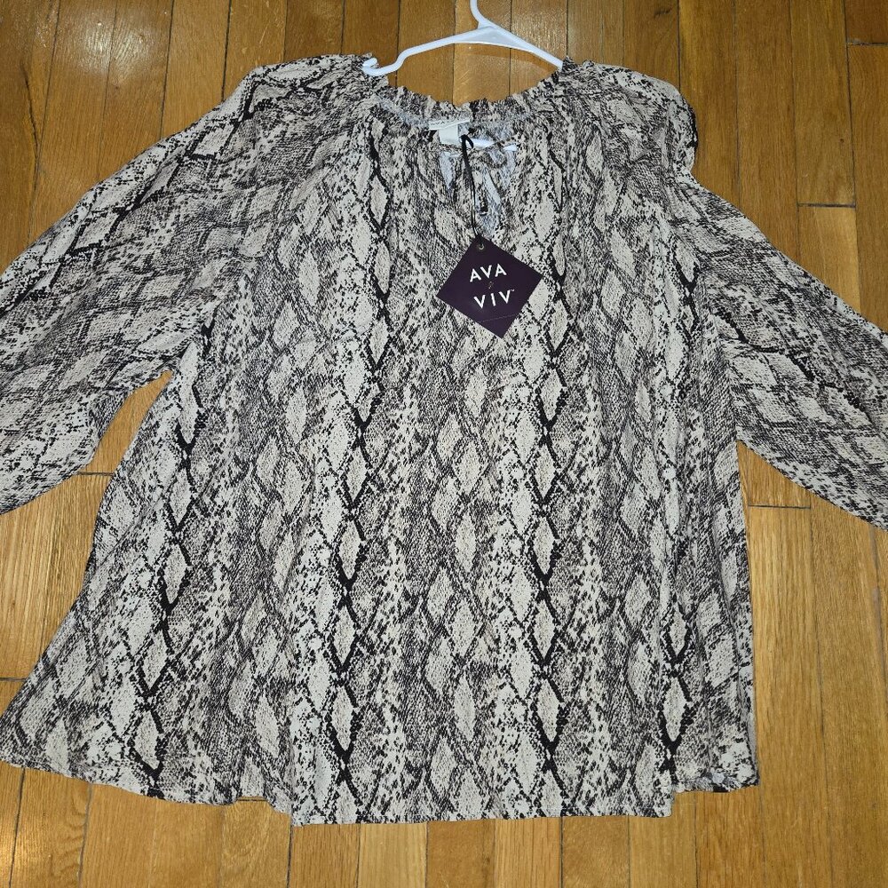*NEW WITH TAGS!* Ava and Viv Blouse